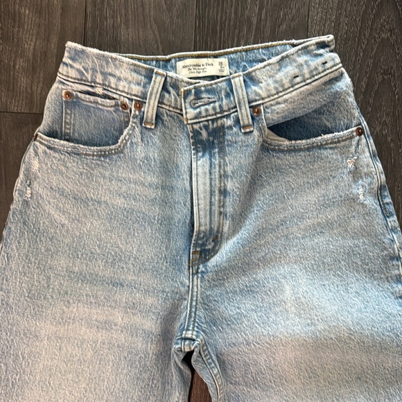 Abercrombie 90s Straight Ultra High Rise 26 2 XS Curve Love Light Wash - Picture 6 of 6